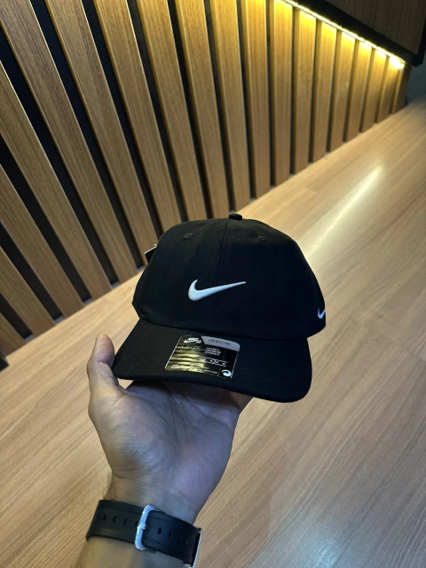 Boné NK Swoosh Bordado - Preto