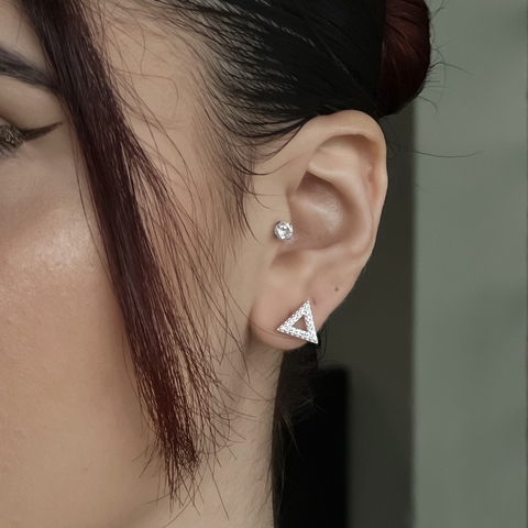 Brinco triângulo cravejado