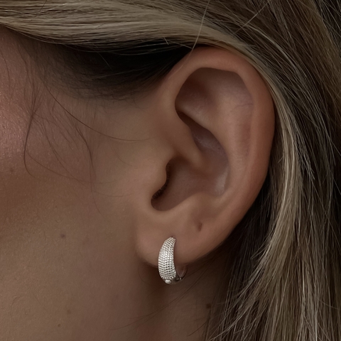 Argola canoa trabalhada de prata - comprar online