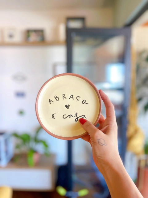 cerâmica decorativa Abraço É Casa