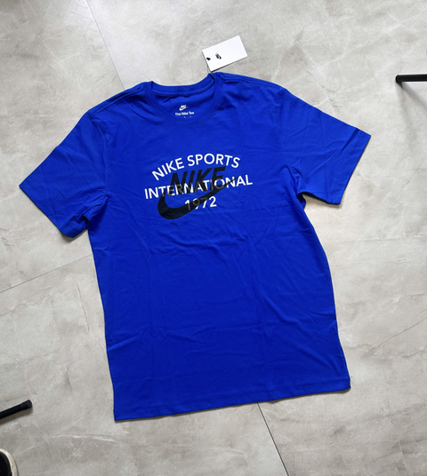 Camisa Nike SportWear “International” Swoosh.