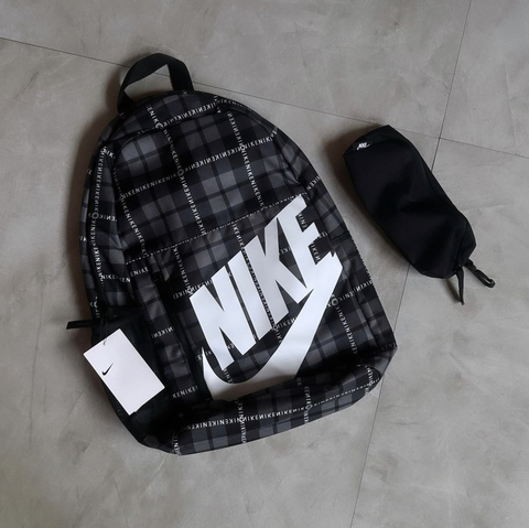 Mochila Nike LT22 + Estojo.