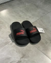 Chinelo Slide Puma - Letreiro (Vermelho / Preto)