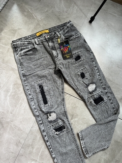 Calça Jeans Jogador - Cinza Patchs (2400230) - comprar online