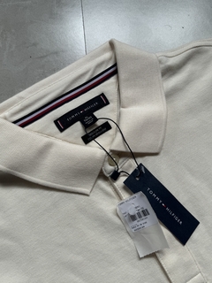 Polo Tommy Hilfiger - Off White / Dourado - comprar online