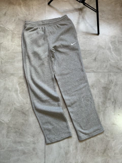 Calça Nike SportWear Moletom - Corte Reto (Cinza)
