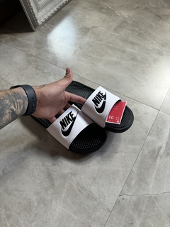 Slide Nike Bernaci - Branco e Preto - comprar online