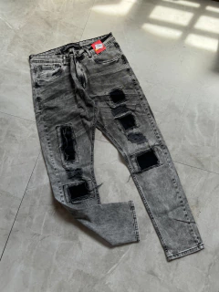 Calça Jeans - Modelo Jogador - Cinza com Patch (2400262) - comprar online