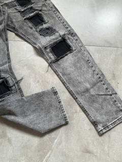 Calça Jeans - Modelo Jogador - Cinza com Patch (2400262) - kennaistore