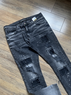 Calça Jeans Modelo Jogador - Preta com Patchs e pingos (2400273) - comprar online