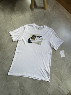 Camisa Nike SportWear - Graphic (Branca)