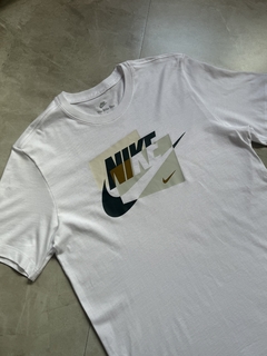 Camisa Nike SportWear - Graphic (Branca) - comprar online