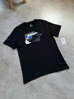 Camisa Nike SportWear - Graphic (Preta)