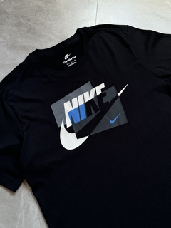 Camisa Nike SportWear - Graphic (Preta) - comprar online