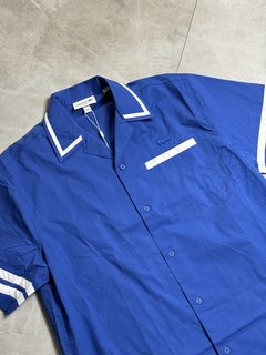 Camisa de botão Lacoste Paris - Letreiro na internet