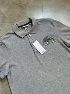 Polo Lacoste - Croco Letreiro (Cinza) - comprar online
