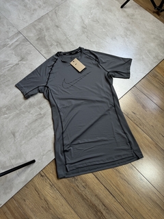 Camisa Nike PRO - Cinza Chumbo na internet