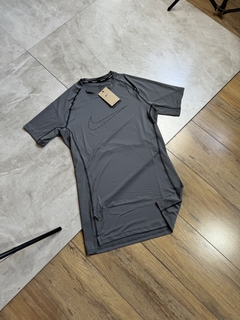 Camisa Nike PRO - Cinza Chumbo