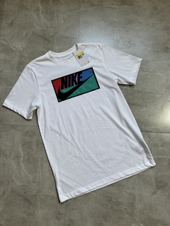 Camisa Nike - Club Patch Colors