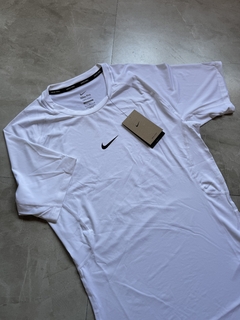 Camisa Nike Pro Branca 2025 na internet