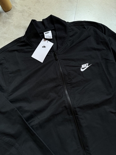 Jaqueta Bomber Nike - Preta na internet