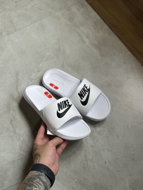 Chinelo Nike Victori One - Branco - comprar online