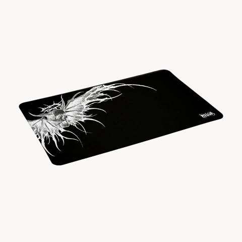 Mousepad preto estampado, Relva e detalhes tribais brancos, imagem em vista superior.