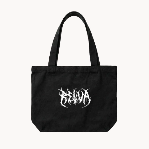 totebag preta da Relva com logotipo branco estampado na parte frontal, frente.