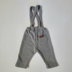 Pantalón con tiradores verde en internet