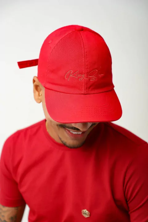 Boné Dat Hat Escrita Vermelha