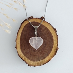Colar Coração de Pedra - Quartzo Rosa - Terapias da Lua - Cristais Naturais | Acessórios Energéticos | Ervas e Aromas