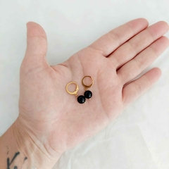 Brinco Dourado Ágata Preta Esfera na internet