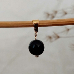 Pingente Dourado Esfera de Ágata Preta Natural - comprar online