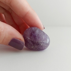 Ametista Rolada Natural P - Espiritualidade, Transmutação e Proteção - Terapias da Lua - Cristais Naturais | Acessórios Energéticos | Ervas e Aromas