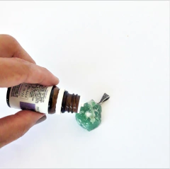 Colar Difusor Pessoal de Pedra Natural Bruta - Quartzo Verde - Terapias da Lua - Cristais Naturais | Acessórios Energéticos | Ervas e Aromas