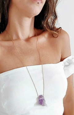 Colar Dourado de Pedra Ametista Bruta - 70cm - Terapias da Lua - Cristais Naturais | Acessórios Energéticos | Ervas e Aromas