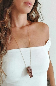 Colar Dourado Calcita Vermelha Bruta - 70cm - Terapias da Lua - Cristais Naturais | Acessórios Energéticos | Ervas e Aromas
