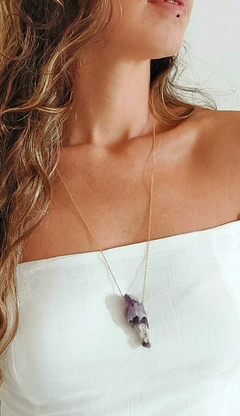Colar Dourado Ametista Chevron Bruta - 70cm - Terapias da Lua - Cristais Naturais | Acessórios Energéticos | Ervas e Aromas