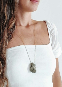 Colar Dourado de Pirita Bruta - 70cm - Terapias da Lua - Cristais Naturais | Acessórios Energéticos | Ervas e Aromas