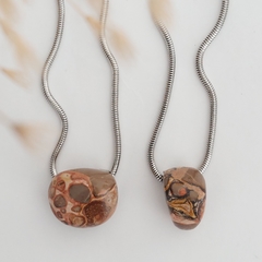 Colar de Pedra Leopardita Natural - Dualidade e Carma - Terapias da Lua - Cristais Naturais | Acessórios Energéticos | Ervas e Aromas