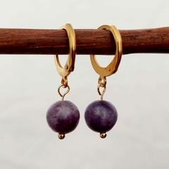 Brinco Dourado Lepidolita Esfera - Pedra Natural - comprar online