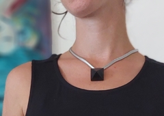 Colar Pirâmide de Pedra Obsidiana - Proteção e Expansão na internet