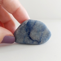 Quartzo Azul Rolado M - Harmonia, Equilíbrio e Paz Interior - Terapias da Lua - Cristais Naturais | Acessórios Energéticos | Ervas e Aromas