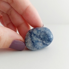 Quartzo Azul Rolado P - Harmonia, Equilíbrio e Paz Interior - Terapias da Lua - Cristais Naturais | Acessórios Energéticos | Ervas e Aromas