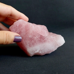 Quartzo Rosa Bruto G - Amor, Paz e Cura Emocional - Terapias da Lua - Cristais Naturais | Acessórios Energéticos | Ervas e Aromas