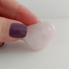 Quartzo Rosa Rolado P - Amor, Paz e Cura Emocional - Terapias da Lua - Cristais Naturais | Acessórios Energéticos | Ervas e Aromas
