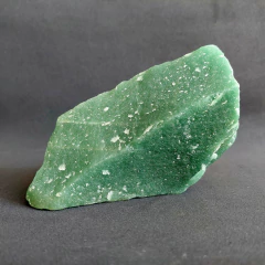 Quartzo Verde Bruto G- Saúde, Cura e Tranquilidade - Terapias da Lua - Cristais Naturais | Acessórios Energéticos | Ervas e Aromas