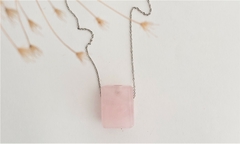 Colar Difusor Pessoal Retângulo - Quartzo Rosa - Terapias da Lua - Cristais Naturais | Acessórios Energéticos | Ervas e Aromas