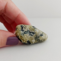 Serpentinita Rolada M - Pedra Natural - Terapias da Lua - Cristais Naturais | Acessórios Energéticos | Ervas e Aromas