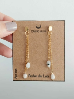 Brinco Dourado Pedra da Lua Verdadeira - Aço Inox - Terapias da Lua - Cristais Naturais | Acessórios Energéticos | Ervas e Aromas